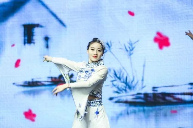 超燃!116萬人次關(guān)注!“2019年第二屆中國噴碼標(biāo)識行業(yè)年會”取得圓滿成功